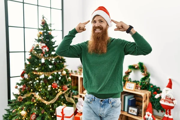 Rotschopf Mit Langem Bart Weihnachtsmütze Weihnachtsbaum Lächelnd Der Mit Beiden — Stockfoto