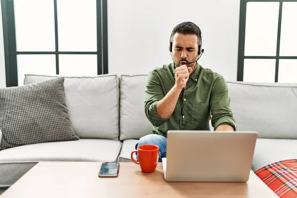 Hombre Hispano Joven Con Barba Que Usa Auriculares Agente Centro — Foto de Stock