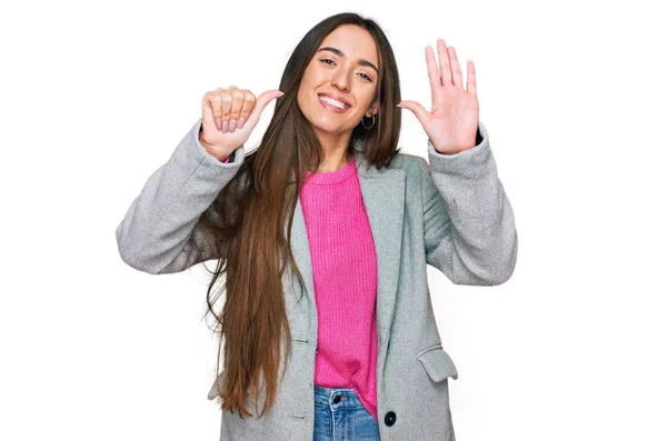 Mladá Hispánská Dívka Sobě Obchodní Oblečení Ukazuje Ukazuje Prsty Číslo — Stock fotografie