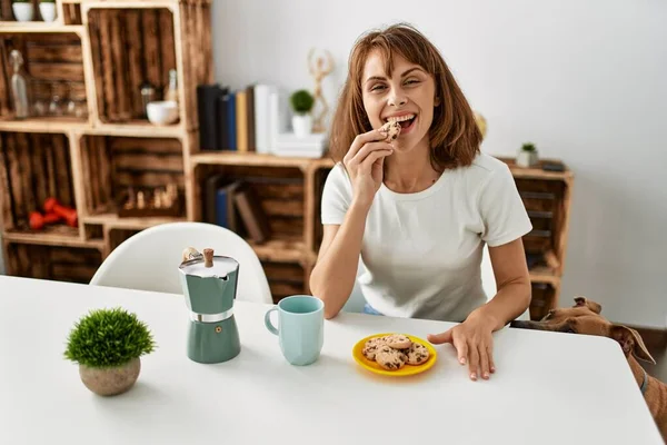 Ung Kaukasisk Kvinna Som Äter Frukost Sittandes Bordet Hemma — Stockfoto