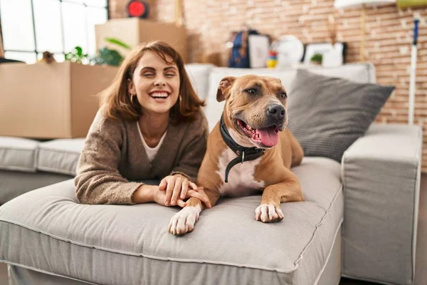 Junge Kaukasierin Lächelt Zuversichtlich Auf Sofa Liegend Mit Hund Neuen — Stockfoto