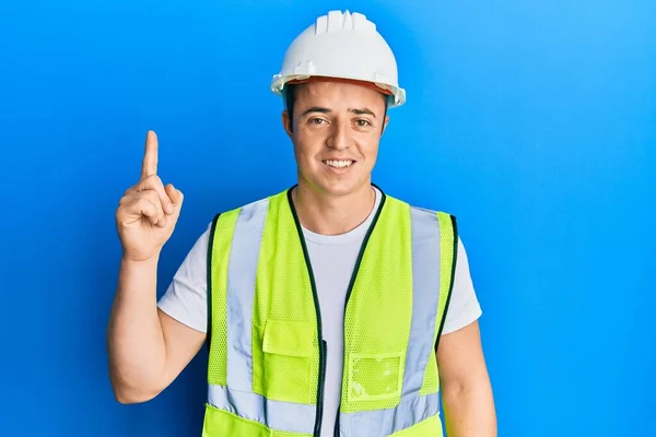 Knappe Jongeman Met Een Veiligheidshelm Een Reflecterend Jasje Met Een — Stockfoto