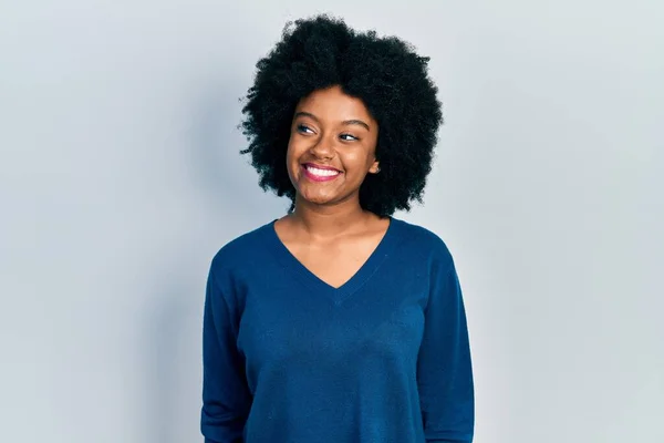 Ung Afrikansk Amerikansk Kvinna Bär Casual Kläder Som Vill Sida — Stockfoto