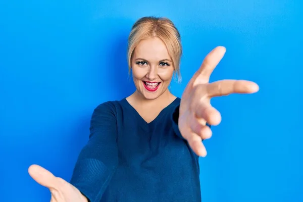 Jonge Blonde Vrouw Met Casual Blauwe Trui Die Glimlachend Naar — Stockfoto