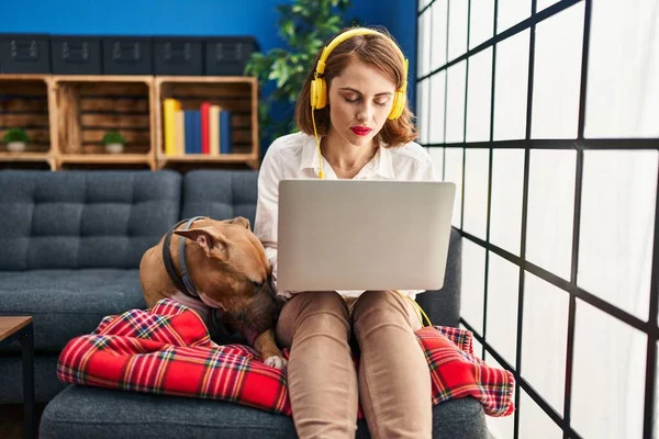 Ung Vacker Kvinna Som Använder Laptop Sitter Soffan Tänkande Attityd — Stockfoto