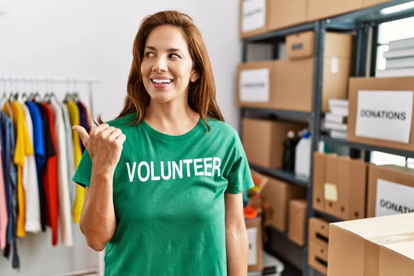 Middle Age Hispanic Woman Wearing Volunteer Shirt Donations Stand Pointing — Stock Photo, Image
