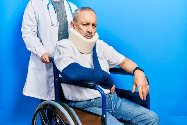 Hombre Mayor Guapo Con Barba Sentado Silla Ruedas Con Cuello — Foto de Stock