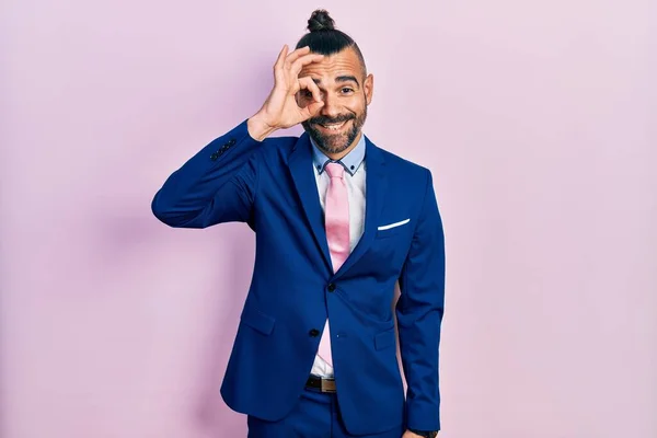 Junger Hispanischer Mann Businessanzug Und Krawatte Macht Geste Mit Lächelnder — Stockfoto