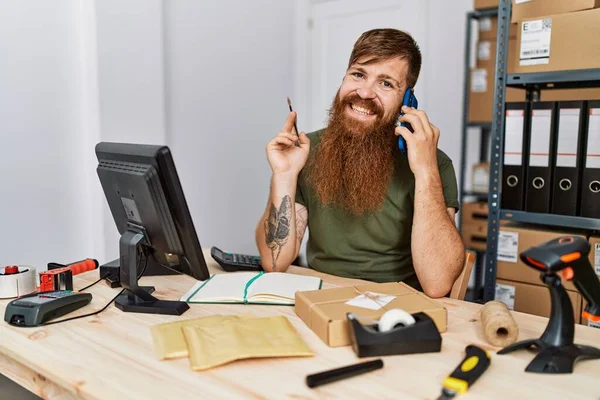 Joven Pelirroja Trabajador Negocios Hablando Teléfono Inteligente Oficina —  Fotos de Stock