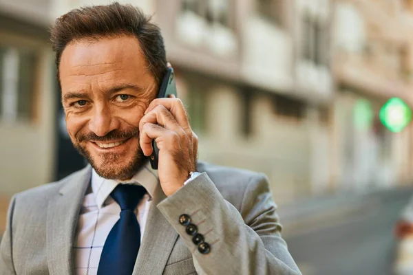 Hombre Negocios Mediana Edad Sonriendo Feliz Hablando Teléfono Inteligente Ciudad — Foto de Stock