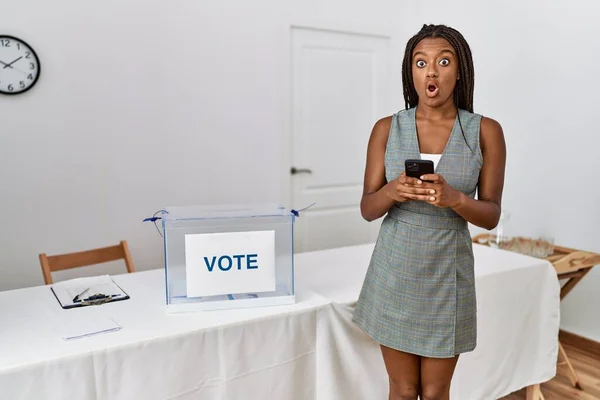 Giovane Donna Afroamericana Che Lavora Alle Elezioni Politiche Scrutinio Segreto — Foto Stock