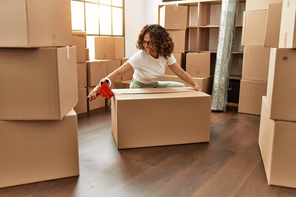 Hispanische Frau Mittleren Alters Lächelt Zuversichtlich Beim Packen Von Kartons — Stockfoto