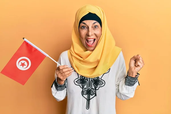 Medelåldern Hispanic Kvinna Bär Hijab Hålla Tunisia Flagga Skriker Stolt — Stockfoto