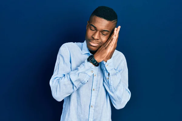 Fiatal Afro Amerikai Férfi Alkalmi Ruhát Visel Fáradt Álmodozás Pózol — Stock Fotó