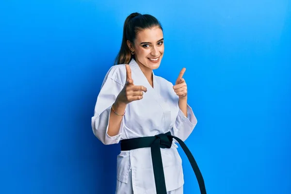 Mulher Jovem Morena Bonita Vestindo Uniforme Lutador Karatê Com Cinto — Fotografia de Stock