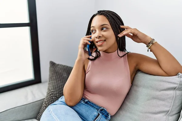 Ung Afrikansk Amerikansk Kvinna Ler Säker Talar Smartphone Hemma — Stockfoto