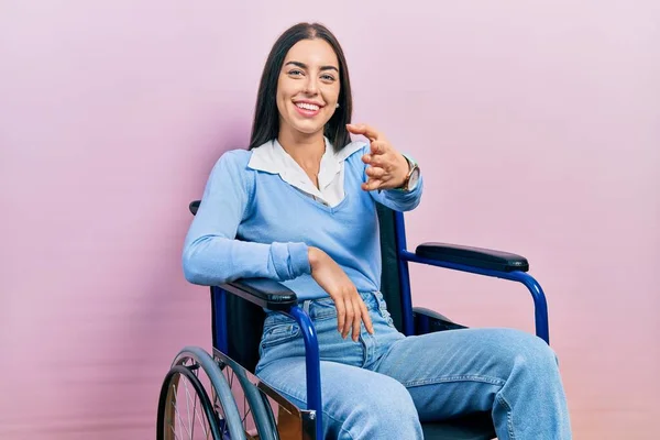 Hermosa Mujer Con Ojos Azules Sentada Silla Ruedas Sonriendo Amable — Foto de Stock