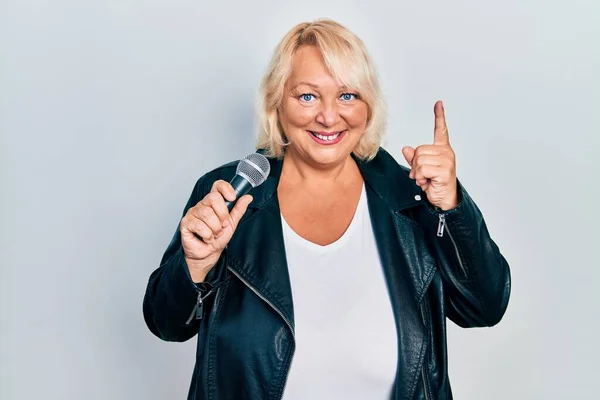 Middle Age Blonde Woman Singing Song Using Microphone Smiling Idea — Stock Photo, Image