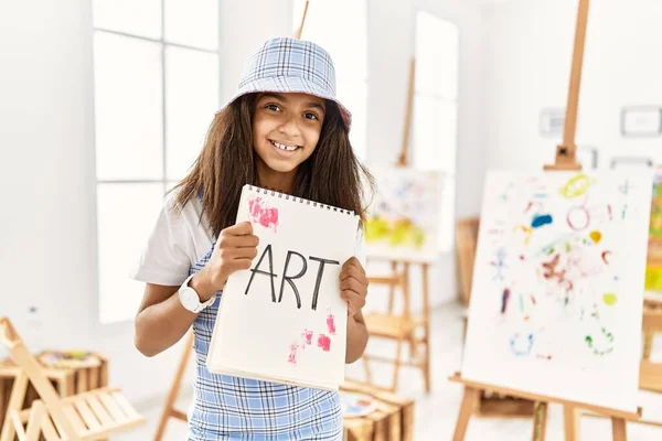 Chica Afroamericana Sonriendo Confiada Sosteniendo Cuaderno Arte Escuela Arte — Foto de Stock