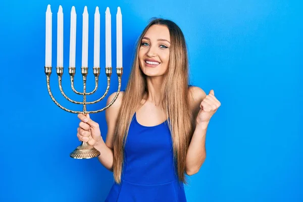 Jovem Loira Segurando Menorah Hanukkah Vela Judaica Gritando Orgulhoso Celebrando — Fotografia de Stock