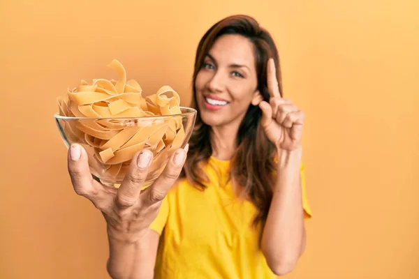 Jovem Latina Segurando Tigela Com Massa Não Cozida Sorrindo Com — Fotografia de Stock