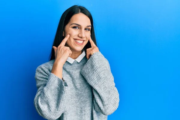 Mujer Hispana Joven Usando Ropa Casual Sonriendo Con Boca Abierta —  Fotos de Stock