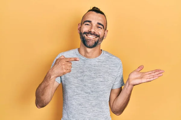 Joven Hispano Vestido Con Ropa Casual Asombrado Sonriendo Cámara Mientras — Foto de Stock