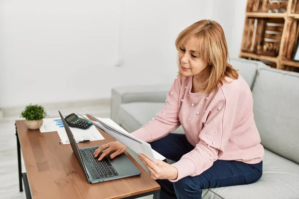 Blonde Frau Mittleren Alters Sitzt Konzentriert Auf Dem Heimischen Sofa — Stockfoto