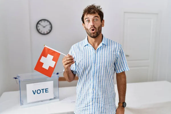 Молодой Красивый Мужчина Выборах Политической Кампании Проведение Швейцарский Флаг Напуган — стоковое фото