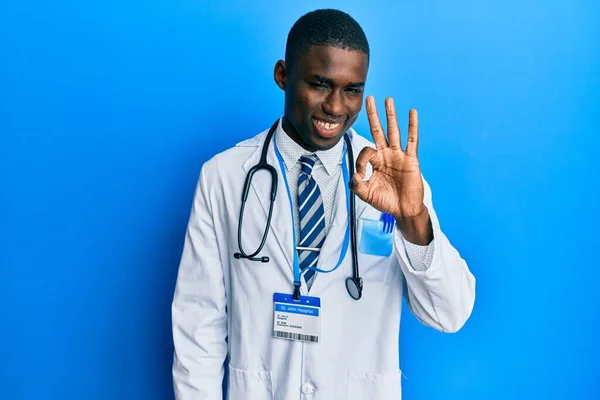 Молодой Африканский Американец Одетый Форму Доктора Улыбается Позитивно Делая Знак — стоковое фото