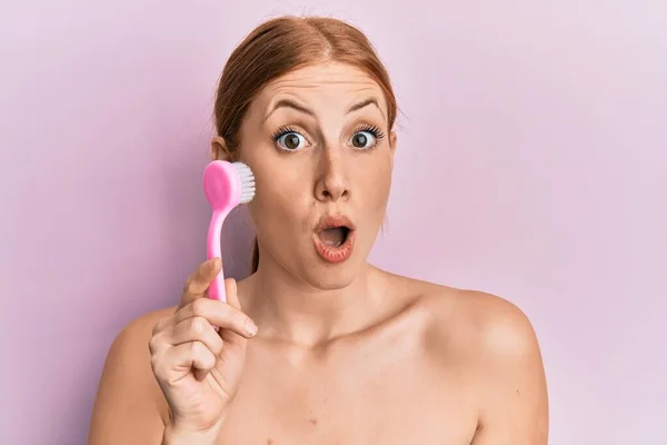 Mujer Joven Irlandesa Usando Cepillo Exfoliante Facial Asustada Sorprendida Con —  Fotos de Stock