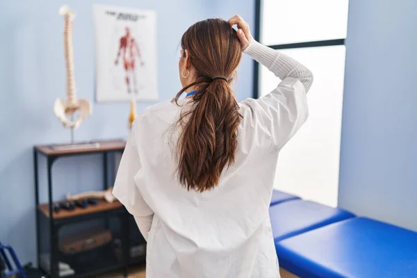 Jovem Morena Trabalhando Clínica Recuperação Dor Para Trás Pensando Dúvida — Fotografia de Stock