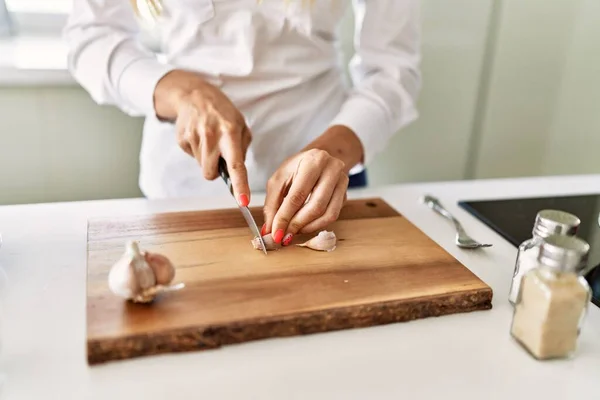 Jovem Loira Cortando Alho Cozinha — Fotografia de Stock