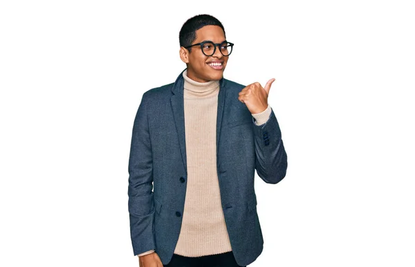 Fiatal Jóképű Spanyol Férfi Üzleti Kabátban Szemüvegben Boldog Arccal Mosolyog — Stock Fotó