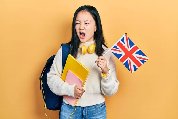 Młoda Chińska Dziewczyna Wymiany Studentów Trzyma Flagi Zły Szalony Krzyk — Zdjęcie stockowe