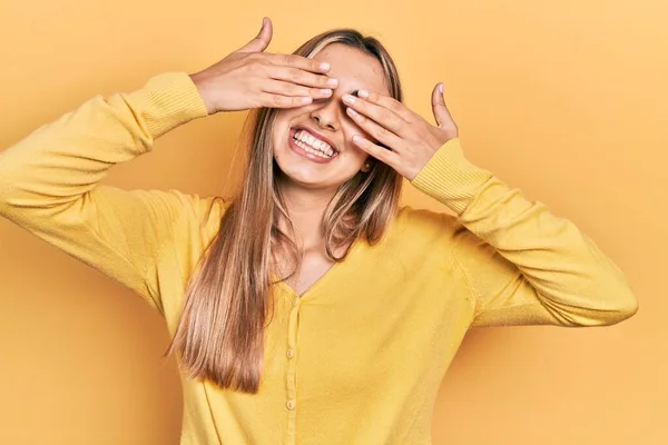 Hermosa Mujer Hispana Vistiendo Suéter Amarillo Casual Cubriendo Los Ojos — Foto de Stock