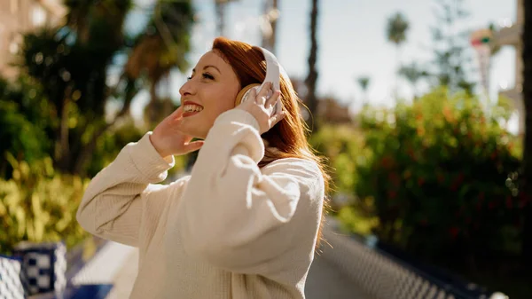 Jonge Roodharige Vrouw Glimlachen Zelfverzekerd Luisteren Naar Muziek Park — Stockfoto