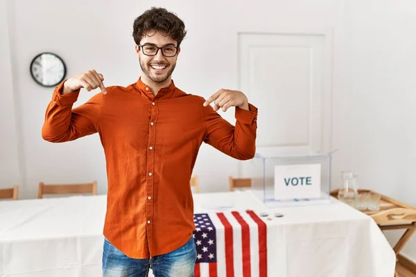 Homem Hispânico Lado Sala Eleições Olhando Confiante Com Sorriso Rosto — Fotografia de Stock