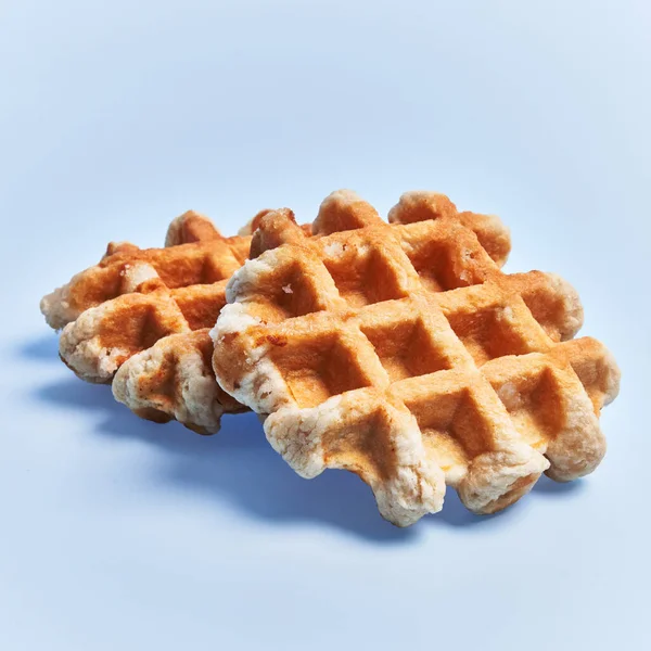 Único Waffle Delicioso Sobre Fundo Azul — Fotografia de Stock