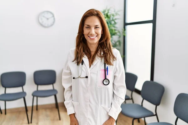 Hispanische Ärztin Mittleren Alters Wartezimmer Sieht Positiv Und Glücklich Stehend — Stockfoto