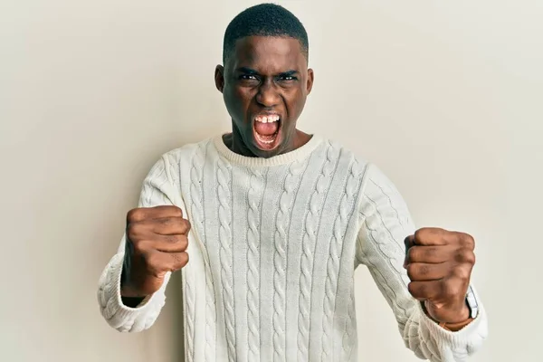 Νεαρός Αφροαμερικάνος Που Φοράει Καθημερινά Ρούχα Θυμωμένος Και Θυμωμένος Υψώνοντας — Φωτογραφία Αρχείου
