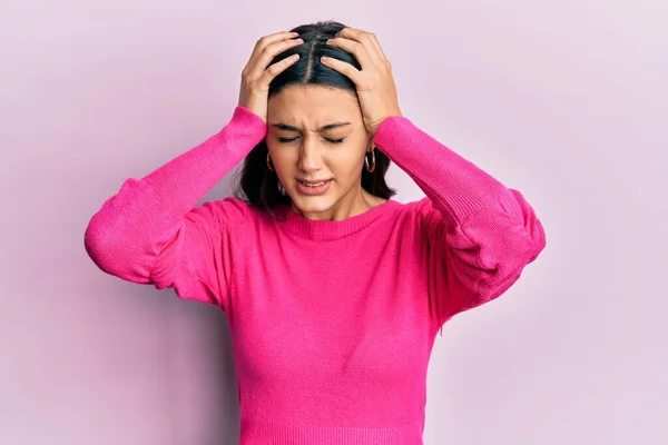 Junge Hispanische Frau Lässiger Kleidung Die Unter Kopfschmerzen Leidet Verzweifelt — Stockfoto