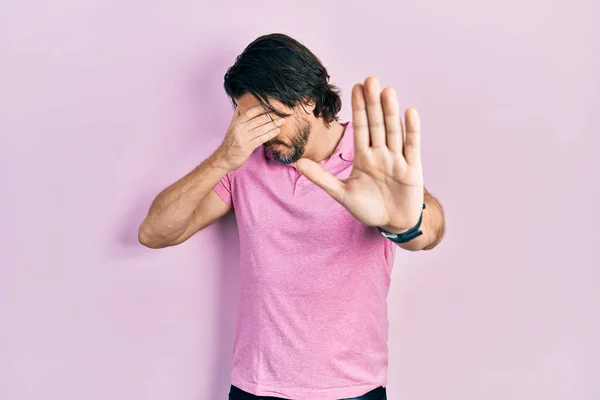 Hombre Caucásico Mediana Edad Que Usa Una Camiseta Blanca Casual —  Fotos de Stock