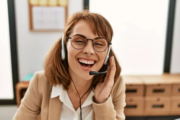 Jonge Blanke Call Center Agent Vrouw Glimlachend Gelukkig Werken Kantoor — Stockfoto