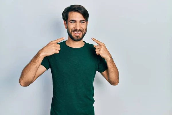 Νεαρός Ισπανός Λευκό Μπλουζάκι Που Χαμογελά Χαρούμενος Δείχνοντας Και Δείχνοντας — Φωτογραφία Αρχείου