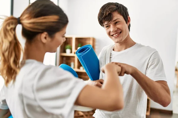 Joven Caucásico Pareja Después Deporte Sonriendo Feliz Golpe Puños Casa — Foto de Stock