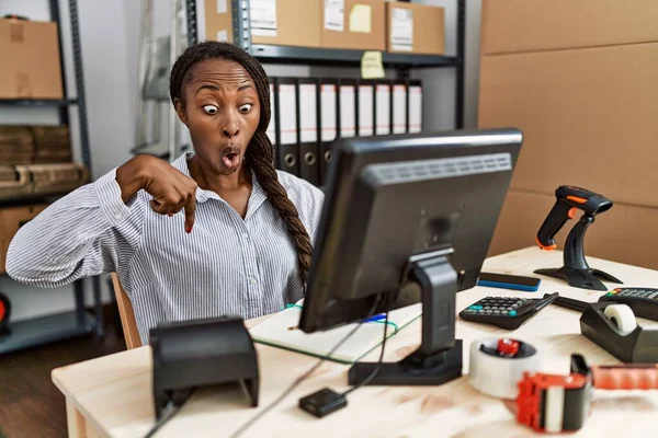 Küçük Işletme Şirketinde Çalışan Afrikalı Bir Kadın Parmaklarını Göstererek Reklamını — Stok fotoğraf