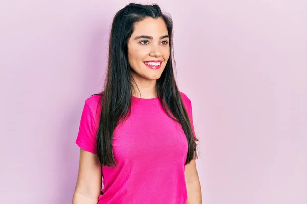 Chica Hispana Joven Con Camiseta Rosa Casual Mirando Hacia Otro — Foto de Stock