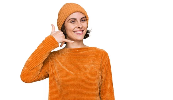 Junge Hispanische Frau Lässiger Kleidung Und Wollmütze Lächelt Und Macht — Stockfoto