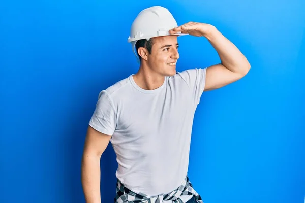 Bonito Jovem Vestindo Uniforme Construtor Hardhat Muito Feliz Sorrindo Olhando — Fotografia de Stock